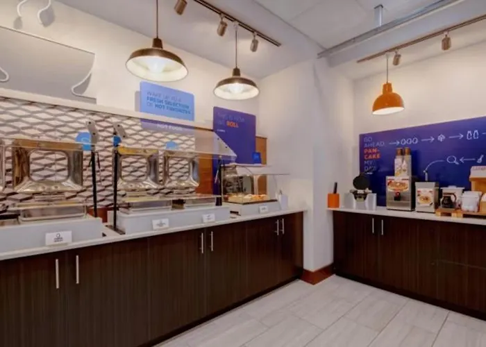 Holiday Inn Express & Suites - Detroit - Dearborn By Ihg