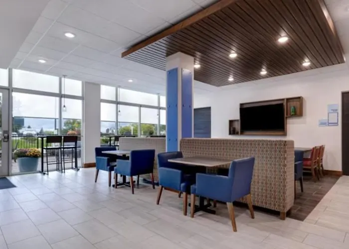 Holiday Inn Express & Suites - Detroit - Dearborn By Ihg